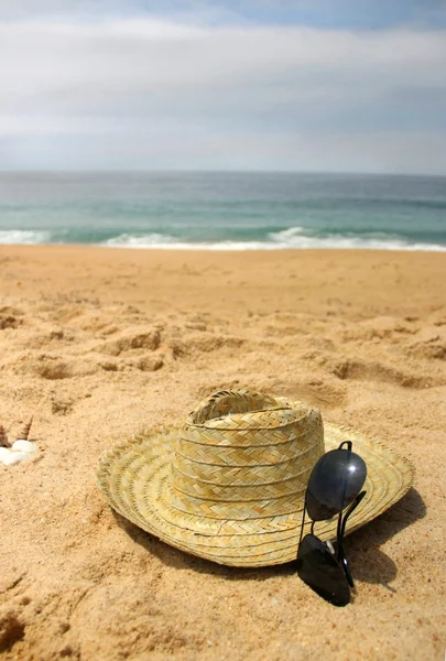 Seacoast and straw hat — Stock Photo, Image