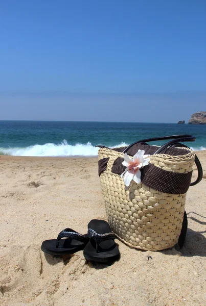 Tengerpart és a szalma strand táska — Stock Fotó