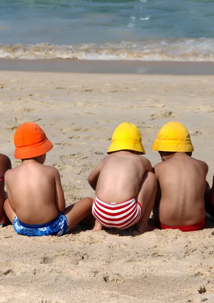 Drei süße kleine Kinder spielen am Strand — Stockfoto