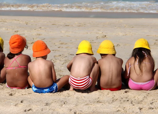 Crianças na praia — Fotografia de Stock