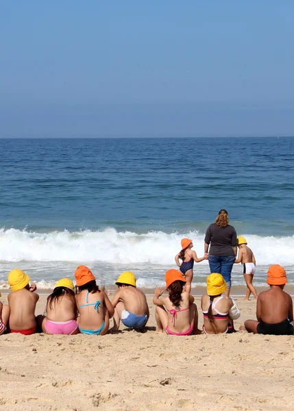 Lindos niños en la playa — Foto de Stock