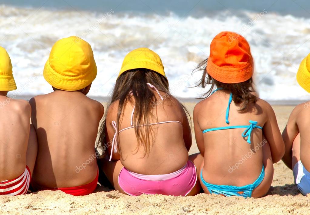 Фото смешные дети Милые смешные дети на пляже — Стоковое