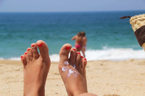 Weibliche Füße am Strand — Stockfoto