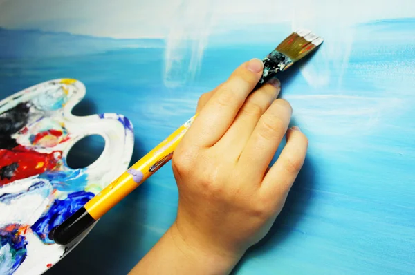 Künstler Hand mit Pinsel bemalt das Bild — Stockfoto