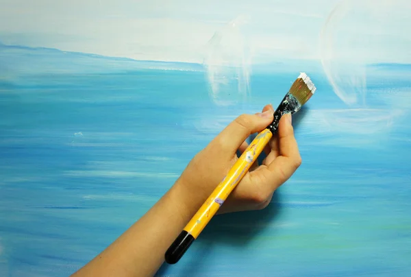 Sanatçı el boya fırçası ile — Stok fotoğraf