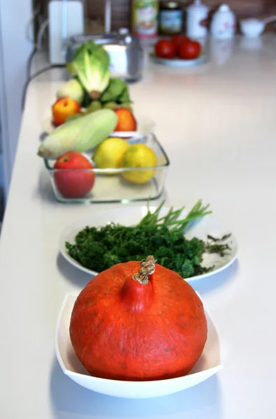 Cucina moderna ben progettata con una grande variazione di frutta matura — Foto Stock