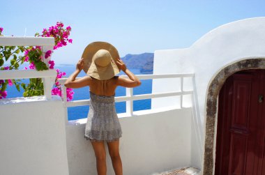 genç kadın hasır şapkalı, santorini Adası