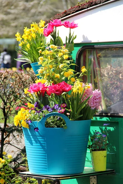 Solig terrass med en massa blommor — Stockfoto