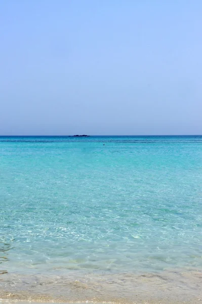 Gyönyörű türkizkék tenger és a fehér homok — Stock Fotó