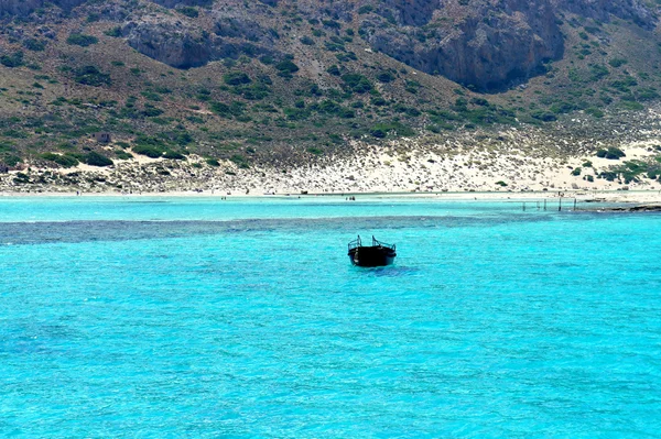 Красивое бирюзовое море и лодка — стоковое фото