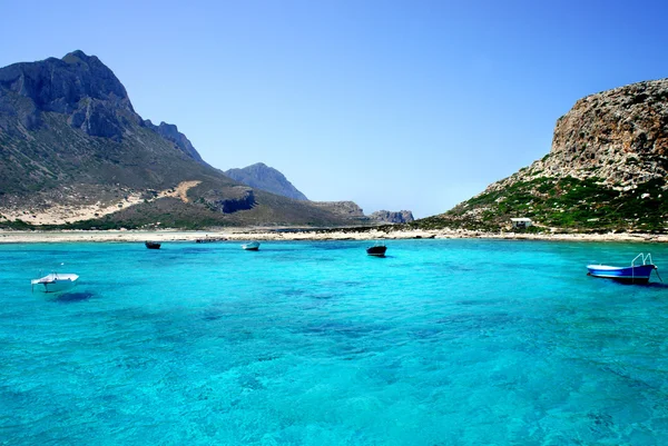 Hermoso mar y barco de color turquesa — Foto de Stock