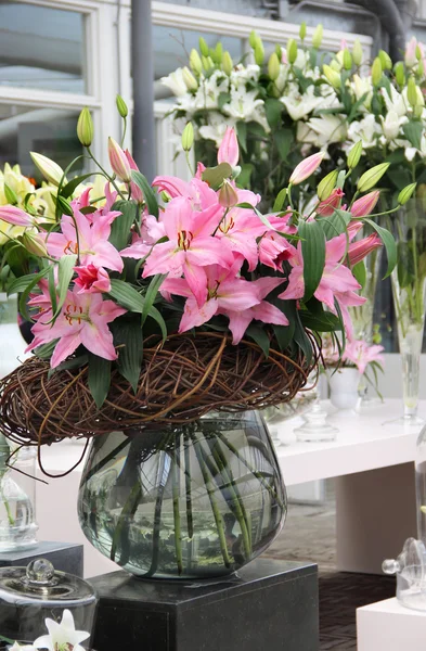Große Mischung aus erstaunlichen Blumen in Vasen — Stockfoto