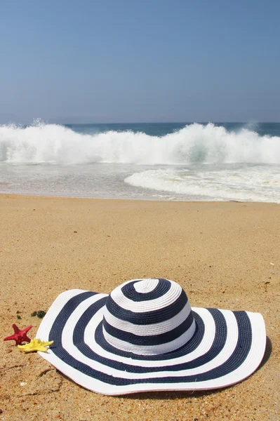 Chapéu de praia e mar — Fotografia de Stock