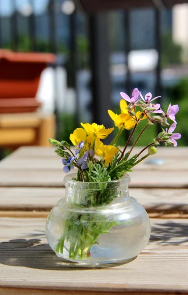 Veld bloemen op tafel — Stockfoto