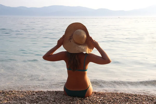 Femme sur la plage — Photo