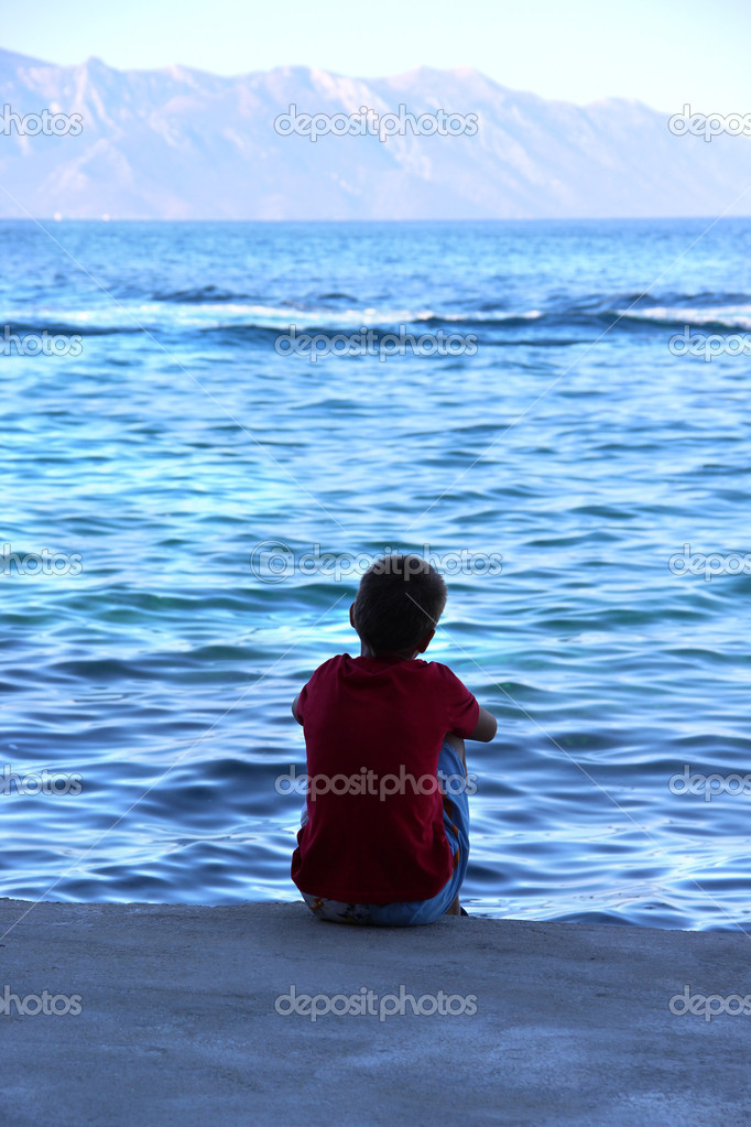 Resultado de imagem para menino olhando para o mar