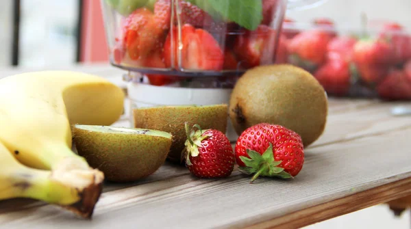 Vers fruit in de blender — Stockfoto