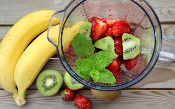 Vers fruit in de blender — Stockfoto