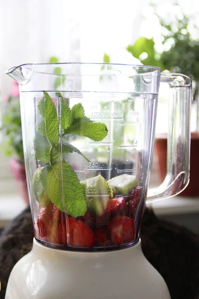 Frutas frescas en la licuadora — Foto de Stock