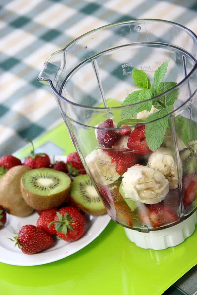 Frutas frescas en la licuadora —  Fotos de Stock