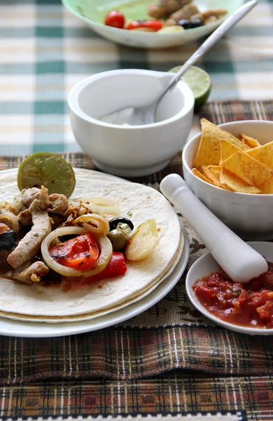 Comida mexicana com tortilhas e nachos — Fotografia de Stock