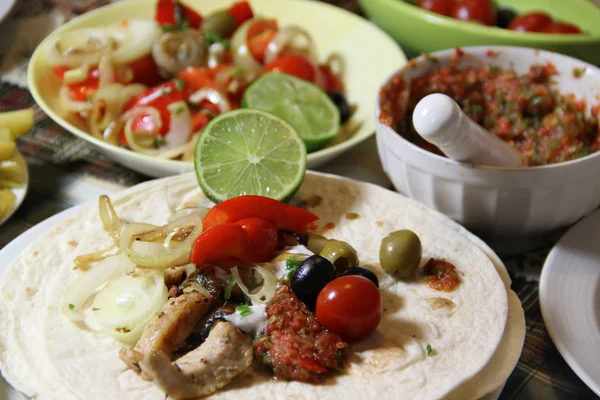 Comida mexicana con tortillas y nachos — Foto de Stock