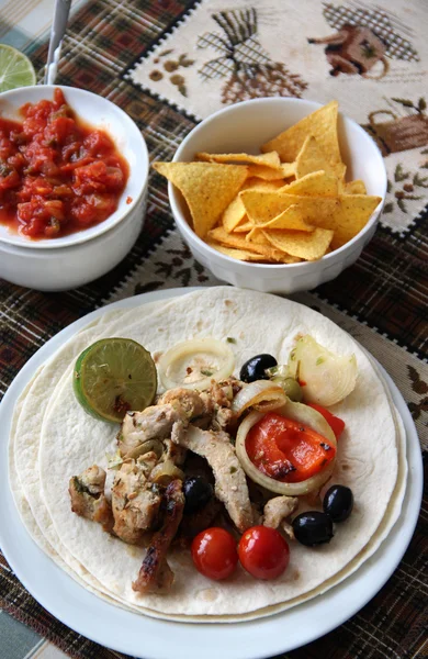 Comida mexicana con tortillas y nachos — Foto de Stock