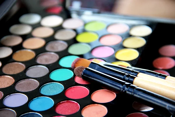 Makeup palette and brushes — Stock Photo, Image