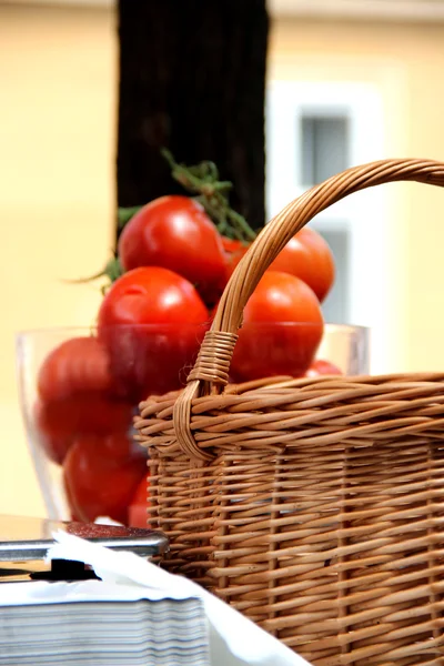 Tomates et panier — Photo