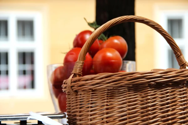 Tomates y cesta —  Fotos de Stock