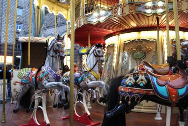 güzel canlı atlıkarınca at ile