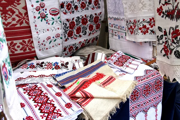 Mistura de toalhas de lembrança ucraniana com bordado — Fotografia de Stock