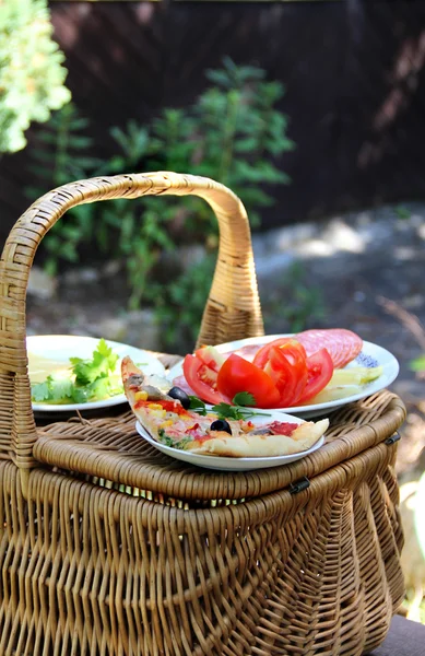 Cesto da picnic sullo sfondo verde del giardino — Foto Stock