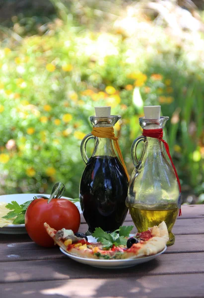 Pezzo di pizza nel tavolo del giardino estivo — Foto Stock
