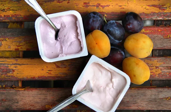 Yogur en la mesa de madera — Foto de Stock