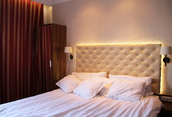 Luksusowy piękna nowoczesna sypialnia — Zdjęcie stockowe