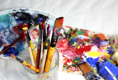 Resim paleti, tüp boyalar ve Boya fırçaları ile