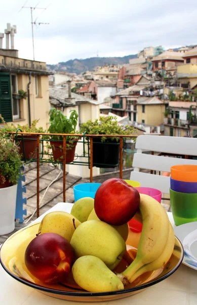 Blandning av frukter och örter på terrassen i genova, Italien — Stockfoto
