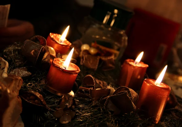 Adventskranz mit Kerzen — Stockfoto