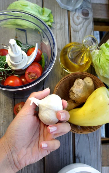 Préparation des salades sur la terrasse d'été — Photo