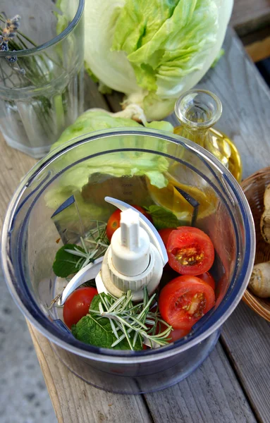 Sallad förberedelser på sommarterrassen — Stockfoto