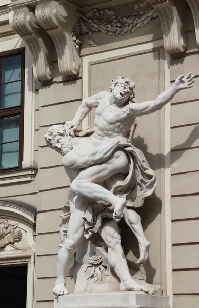 Monument, skulpturer och trädgårdar i Wien — Stockfoto