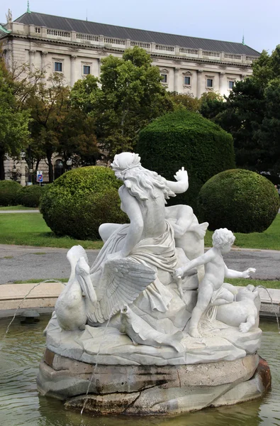 Monument, skulpturer och trädgårdar i Wien — Stockfoto