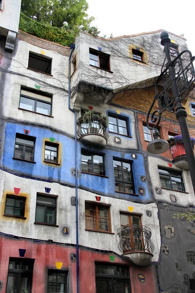 생생한 Hundertwasserhaus 비엔나 주택 — 스톡 사진