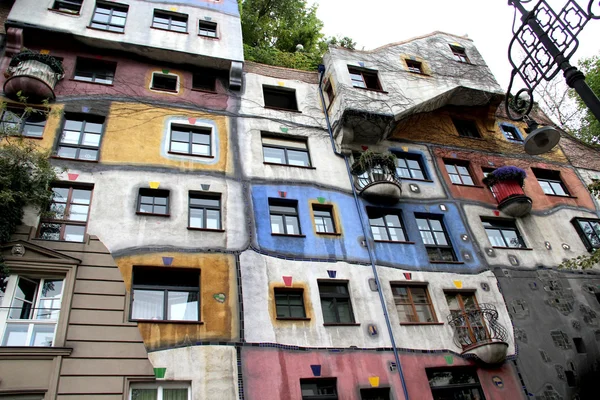 생생한 Hundertwasserhaus 비엔나 주택 — 스톡 사진