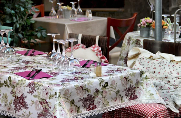 Prachtig restaurant tabel in de provence — Stockfoto