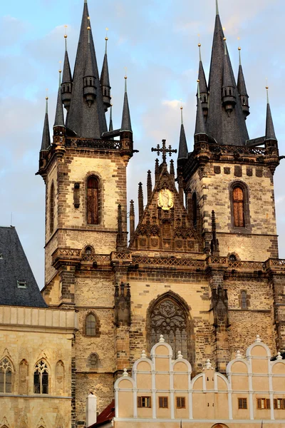 Tyn kirke i Prag, Tjekkiet - Stock-foto