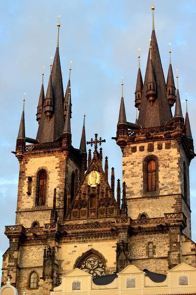 Tyn kirke i Prag, Tjekkiet - Stock-foto