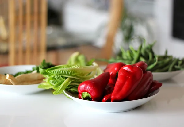 Змішати овочі в кухні кімнати — стокове фото