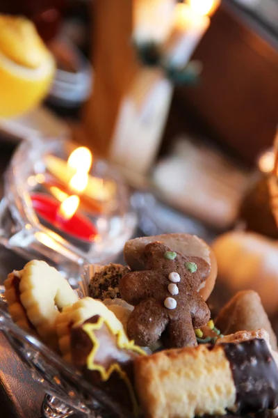 Belos biscoitos de Natal e velas na mesa — Fotografia de Stock